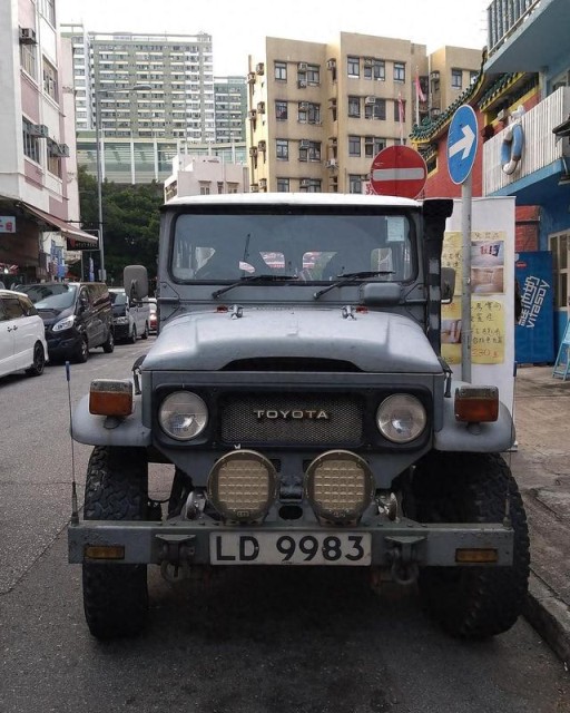 香港街拍：闹市发现破旧老丰田，车龄49年，漆面惨烈，正常上路