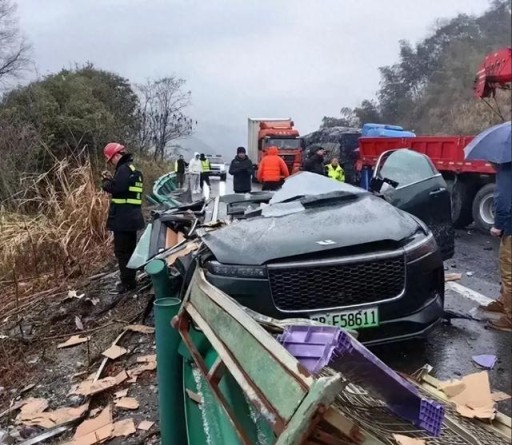 警方通报理想汽车惨烈车祸：涉事小汽车司机超速行驶，致2死1伤